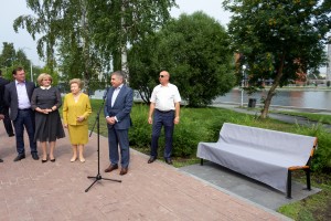 Наина Ельцина открыла именную скамейку на набережной Исети