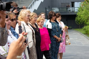 Наина Ельцина открыла именную скамейку на набережной Исети