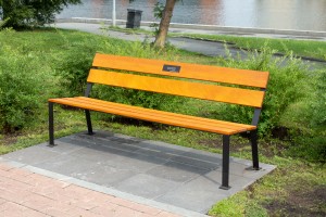 Наина Ельцина открыла именную скамейку на набережной Исети