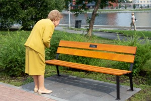 Наина Ельцина открыла именную скамейку на набережной Исети