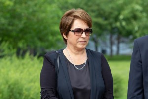Наина Ельцина открыла именную скамейку на набережной Исети