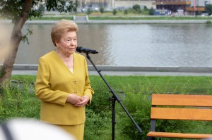 Наина Ельцина открыла именную скамейку на набережной Исети