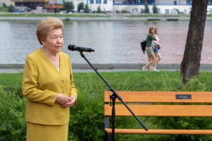 Наина Ельцина открыла именную скамейку на набережной Исети