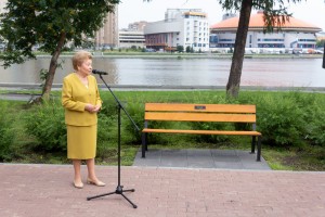 Наина Ельцина открыла именную скамейку на набережной Исети