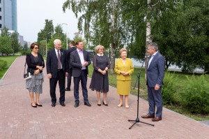 Наина Ельцина открыла именную скамейку на набережной Исети