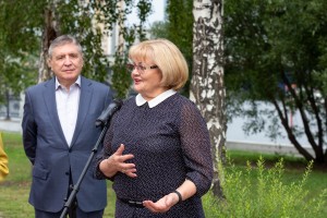 Наина Ельцина открыла именную скамейку на набережной Исети