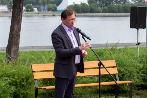 Наина Ельцина открыла именную скамейку на набережной Исети