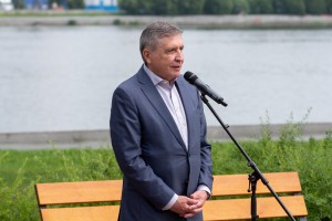 Наина Ельцина открыла именную скамейку на набережной Исети