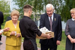 Наина Ельцина открыла именную скамейку на набережной Исети