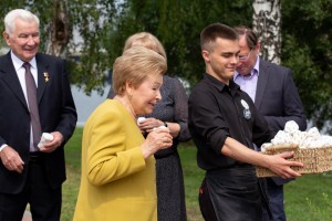 Наина Ельцина открыла именную скамейку на набережной Исети