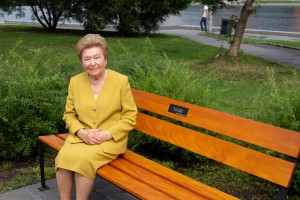 Наина Ельцина открыла именную скамейку на набережной Исети