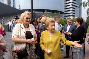 Наина Ельцина открыла именную скамейку на набережной Исети