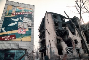 Жители Грозного возвращаются в разрушенный город. Апрель 1995 года.  Фотограф Александр Неменов