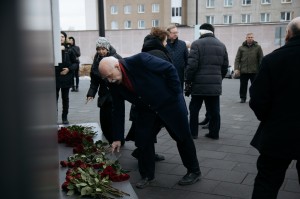 Возложение цветов к памятнику Ельцину. Конференция «Как война в Чечне изменила российское общество» 