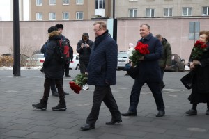 Возложение цветов к памятнику Ельцину. Конференция «Как война в Чечне изменила российское общество» 