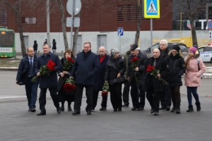 Возложение цветов к памятнику Ельцину. Конференция «Как война в Чечне изменила российское общество» 