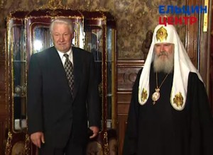 Президент РФ Б.Н. Ельцин и патриарх Московский и Всея Руси Алексий II (А.М. Ридигер) во время встречи по случаю праздника Дня Победы в резиденции Патриарха в Чистом переулке