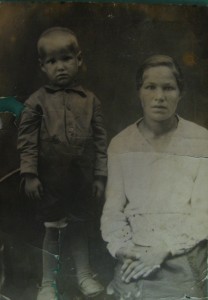 Борис Николаевич и мама Клавдия Васильевна / Из семейного архива Ельциных