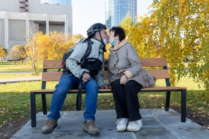 Аркадий Афанасьевич и Лилия Борисовна Лившиц. Рядом с Ельцин Центром — новые именные скамейки