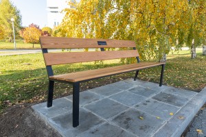 Рядом с Ельцин Центром — новые именные скамейки