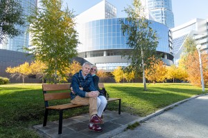 Александр Юлианович и Лилия Дмитриевна Гордиенко. Рядом с Ельцин Центром — новые именные скамейки