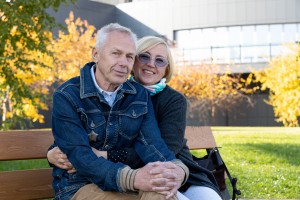 Александр Юлианович и Лилия Дмитриевна Гордиенко. Рядом с Ельцин Центром — новые именные скамейки