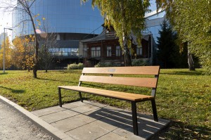 Скамья с девизом семьи Демидовых, установленная на средства компании «УГМК-Застройщик»