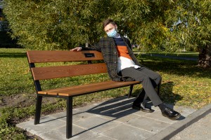 Скамья с девизом семьи Демидовых, установленная на средства компании «УГМК-Застройщик»