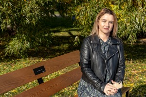 Скамья с девизом семьи Демидовых, установленная на средства компании «УГМК-Застройщик». Представитель компании Светлана Тюменцева