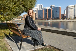 Скамья с девизом семьи Демидовых, установленная на средства компании «УГМК-Застройщик». Представитель компании Светлана Тюменцева