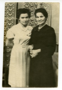 Наина Ельцина и мать Бориса Ельцина Клавдия Васильевна после ЗАГСа. Свердловск, 28 сентября 1956.Фотографии из личного архива