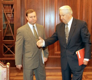 TAS15  Россия, Москва. 15 июня. Президент РФ Борис Ельцин подписал сегодня указ о реформе Госавтоинспекции. Об этом сообщил журналистам министр внутренних дел России Сергей Степашин после встречи с главой государства. Указ, по его словам, регламентирует "новое положение, касающееся Гаи - по сути новой службы". Обсуждались также и другие вопросы. На снимке: перед беседой Борис Ельцин (справа) и Сергей Степашин. Фото Александра Сенцова и Александра Чумичева (ИТАР-ТАСС) 14.37