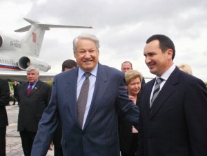 ТАС 33 Россия. Чувашская республика. Чебоксары. 6 июля. Первый президент Российской Федерации Борис Ельцин и президент Чувашской республики Николай Федоров (слева направо), супруга Бориса Ельцина Наина Иосифовна (на втором плане в центре) на встрече в аэропорту Чебоксар. Фото ИТАР-ТАСС/ Олег МальцевРоссии Борис Ельцин наградил президента Чувашии Николая Федорова орденом "За заслуги перед Отечеством" (1998) Фото: Александр Сенцов / ТАСС