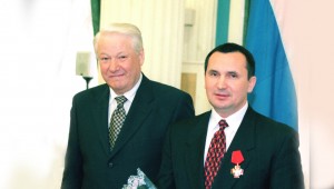 TAS40   Россия, Москва. 5 июня. Сегодня  Президент России Борис Ельцин (слева) во время встречи  с   главами республик в составе России  наградил Президента Чувашской Республики Николая Федорова (справа) за заслуги перед государством и большой вклад в социиально-экономическое развитие Чувашской Республики орденом "За заслуги перед Отечеством " 1У степени. Фото Александра Сенцова (ИТАР-ТАСС)