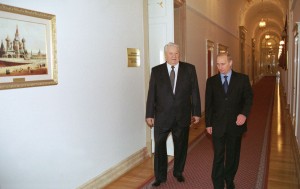 ТАС15  Россия, Москва, 31 декабря. Сегодня в Кремле прошла встреча президента РФ Владимира Путина и первого президента России Бориса Ельцина. Состоялась длительная беседа, в ходе которой разговор шел о многих событиях прошедшего года. На снимке: Владимир Путин и Борис Ельцин после окончания беседы. Фото Владимира Родионова и Сергея Величкина (ИТАР-ТАСС)