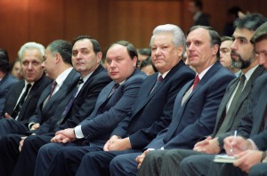 Москва. Президент РФ Борис Ельцин (в центре) во время Форума сторонников реформ. Фото Анатолия Морковкина и Александра Сенцова /ИТАР-ТАСС/.