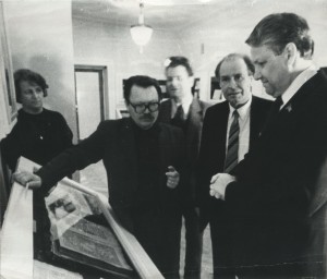 Первый секретарь Свердловского обкома КПСС Б.Н. Ельцин осматривает экспозицию Музея книги УрГУ им. А.М. Горького. Экскурсию Борису Ельцину проводит сотрудник университета, исследователь древнерусской книжной культуры Рудольф Пихоя. Весна, 1981 г. университетский Музей книги.