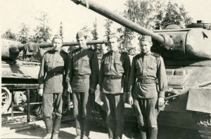 Студент Борис Ельцин (второй слева) на военных сборах под Нижним Тагилом.  23 июня 1953 г.  Слева направо: Борис Киселёв, Борис Ельцин, Юрий Пермяков, Аскольд Петров.  Из семейного архива Ельциных