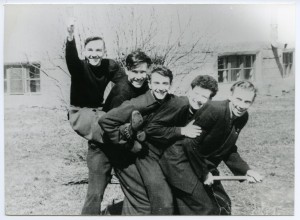 Члены сборной Уральского политехнического института им. С.М. Кирова (УПИ) по волейболу. Слева направо – Николай Глебов, Борис Ельцин, Александр Петров, Владимир Фельдман, Владлен Бусалаев [1954].