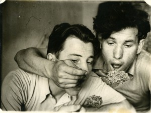 Гречневая каша. Студент Борис Ельцин (справа) в общежитии строительного факультета УПИ.  Свердловск. 1951.