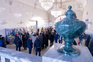 Церемония установки памятной таблички Осипу Мандельштаму на железнодорожном вокзале Екатеринбурга