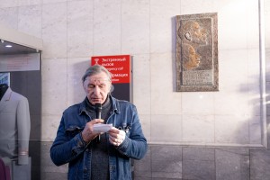 Церемония установки памятной таблички Осипу Мандельштаму на железнодорожном вокзале Екатеринбурга