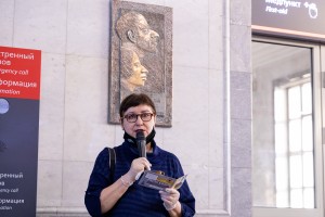 Церемония установки памятной таблички Осипу Мандельштаму на железнодорожном вокзале Екатеринбурга