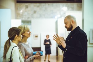 Илья Шипиловских (справа). Открытие выставки «Авангард: на телеге в XXI век» в Кирове