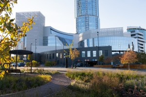 Осенний фасад Ельцин Центра 2021