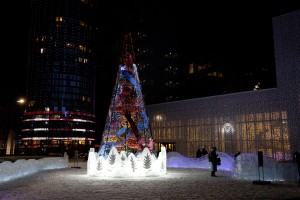 Стилобат. Вечерний ледовый городок, горки. Новый год