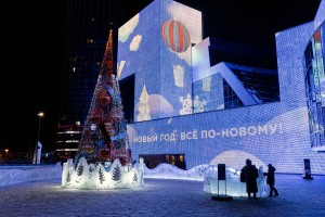 Стилобат. Вечерний ледовый городок, горки. Новый год