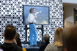 Лекция доктора биологических наук Михаила Гельфанда в Ельцин Центре