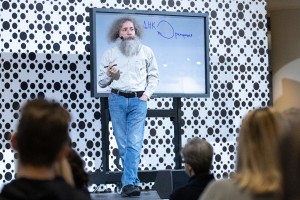 Лекция доктора биологических наук Михаила Гельфанда в Ельцин Центре