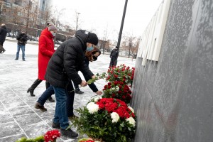 Возложение цветов к памятнику Бориса Ельцина